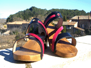 Sandalettes en cuir noir-fushia